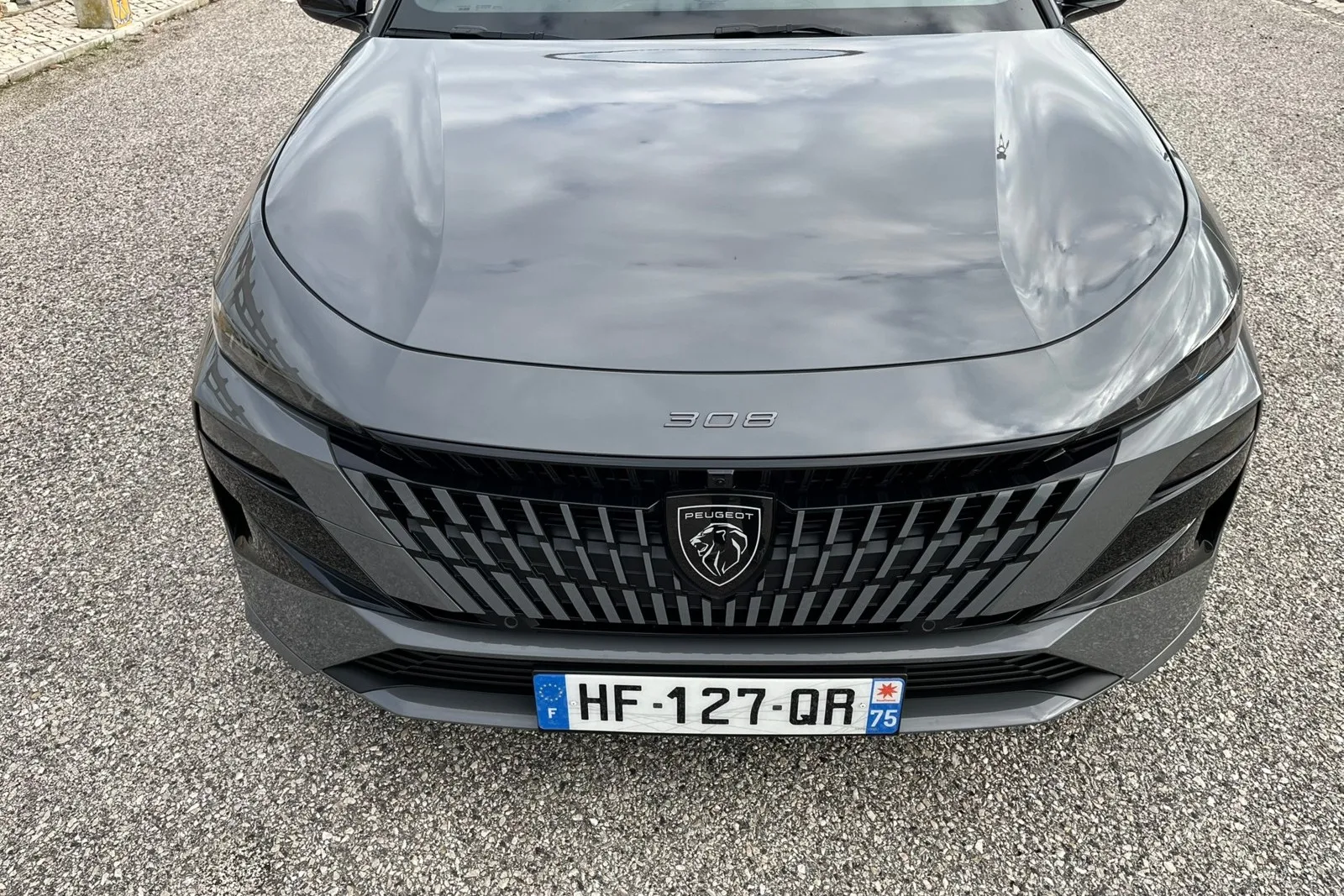 Die neue Frontpartie des Peugeot 308 zeigt ein klareres Markenbild und ein aktualisiertes Emblem.